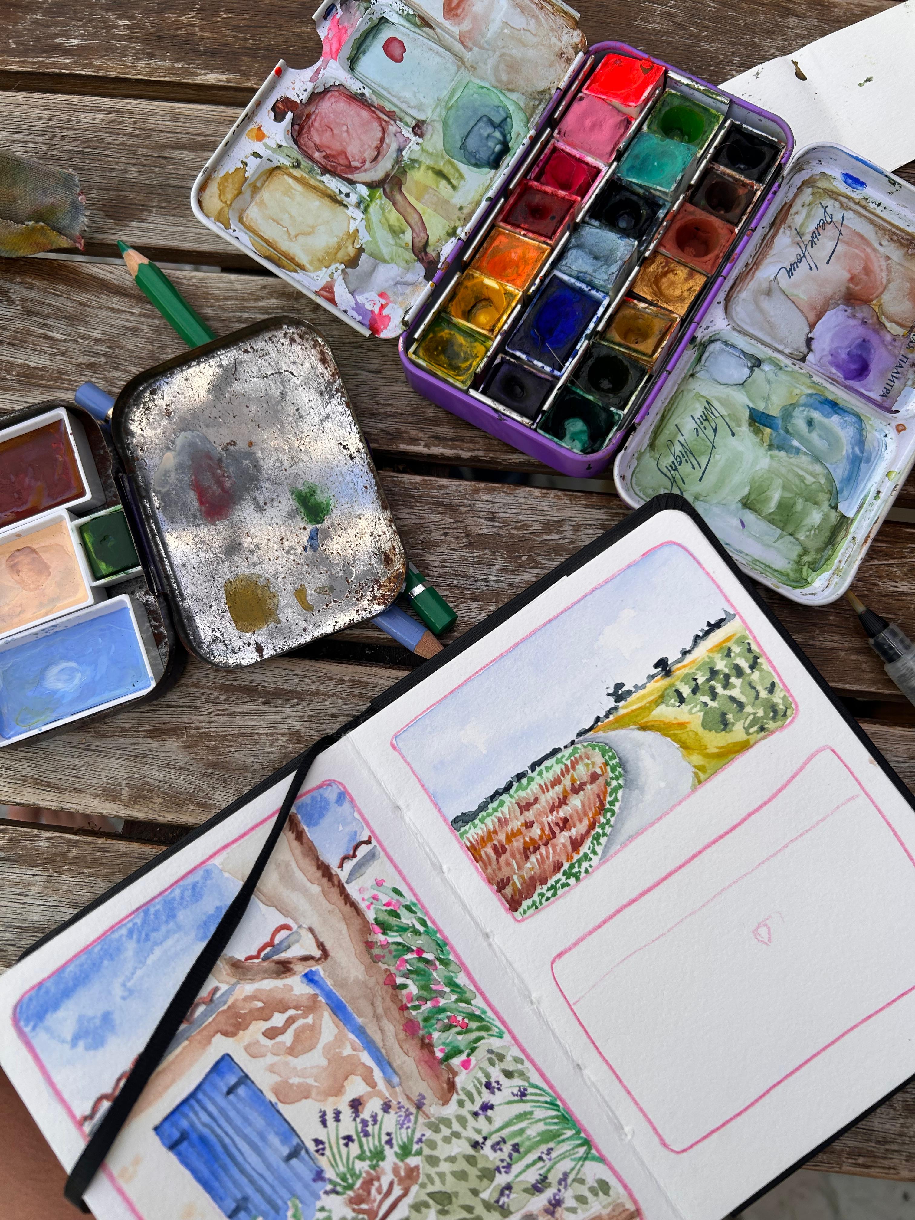 Palettes aquarelle et carnet de voyage en plein air