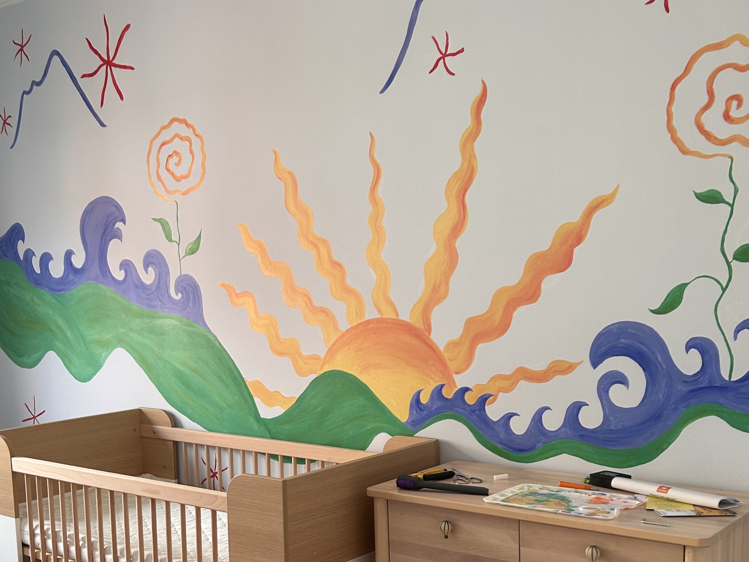 Fresque murale chambre d'enfant — soleil, vagues et étoiles peints à la main