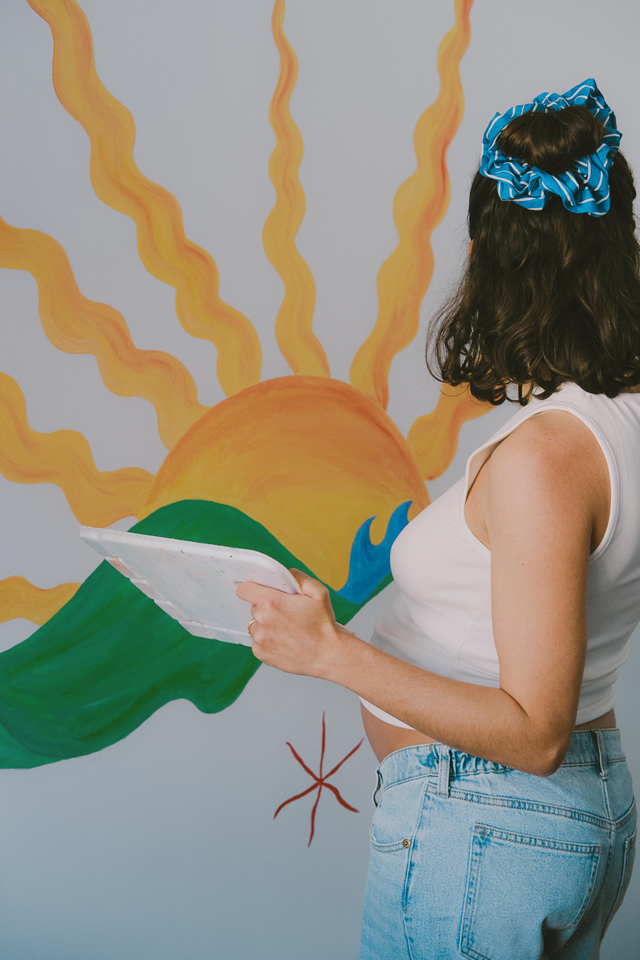 Fresque soleil et vagues dans un salon